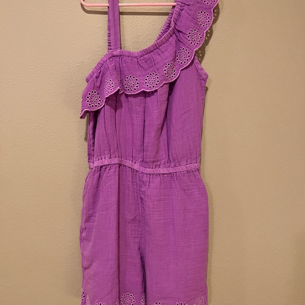 4 girls outfits, never worn